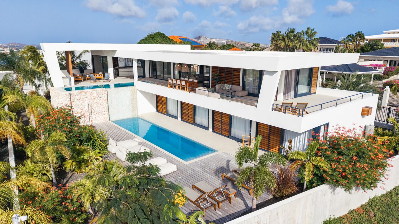 Woningbeheer op Curaçao – (Ont)moeten & (ont)zorgen: dat is waar het bij PINK om draait